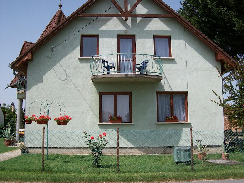 Borostyan Vendeghaz Apartment Balatonkeresztur Phòng bức ảnh